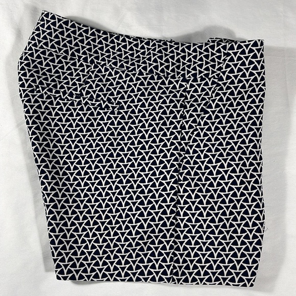 Banana Republic womens navy and white geometric polyester 3.5" shorts - size 6 - Picture 9 of 10